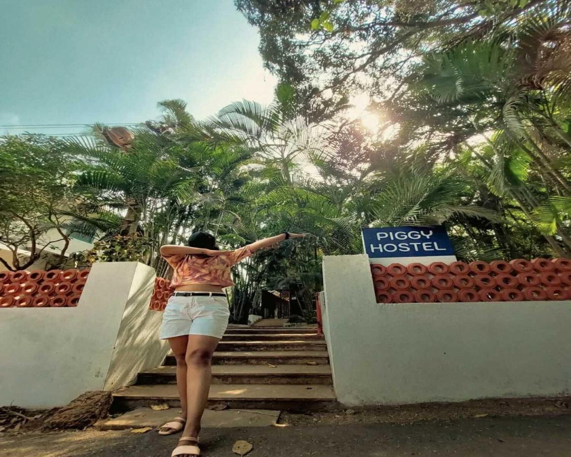 Piggy Calangute By Urban Nomads - Dorms & Pvt Rooms GOA Esterno foto